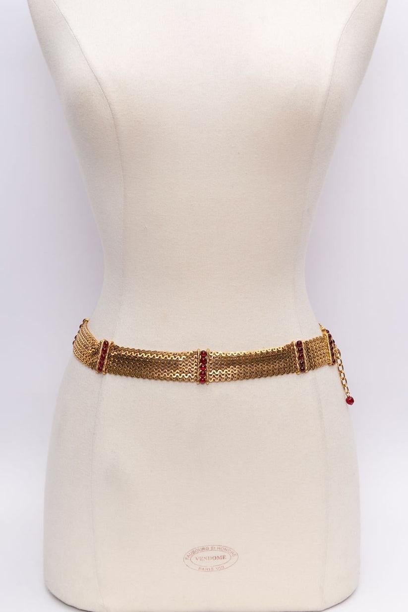 Chanel (Made in France) Belt composed of several gilded metal chains paved with glass paste cabochons. 1996 Spring-Summer Collection.

Additional information: 
Dimensions: Length: 67 cm to 72 cm (26.37