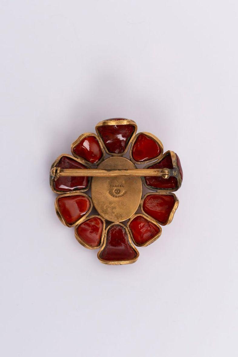 Chanel (Made in France) Gilded metal brooch with opaque red glass paste. 
Manufactured by Gripoix workshop for Maison Chanel.

Additional information:

Dimensions: 
6 cm x 5 cm (2.36