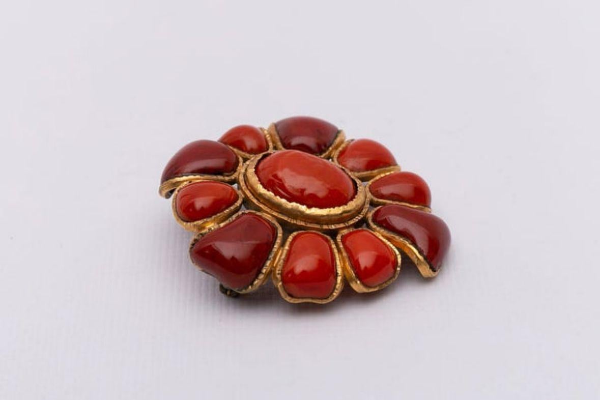 Chanel Gilded Metal and Glass Paste Brooch In Good Condition For Sale In SAINT-OUEN-SUR-SEINE, FR