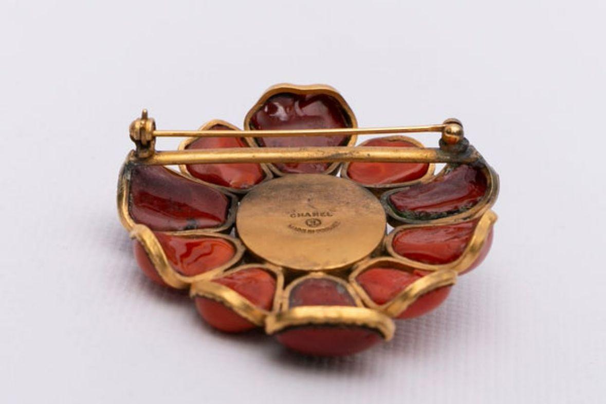 Women's or Men's Chanel Gilded Metal and Glass Paste Brooch For Sale
