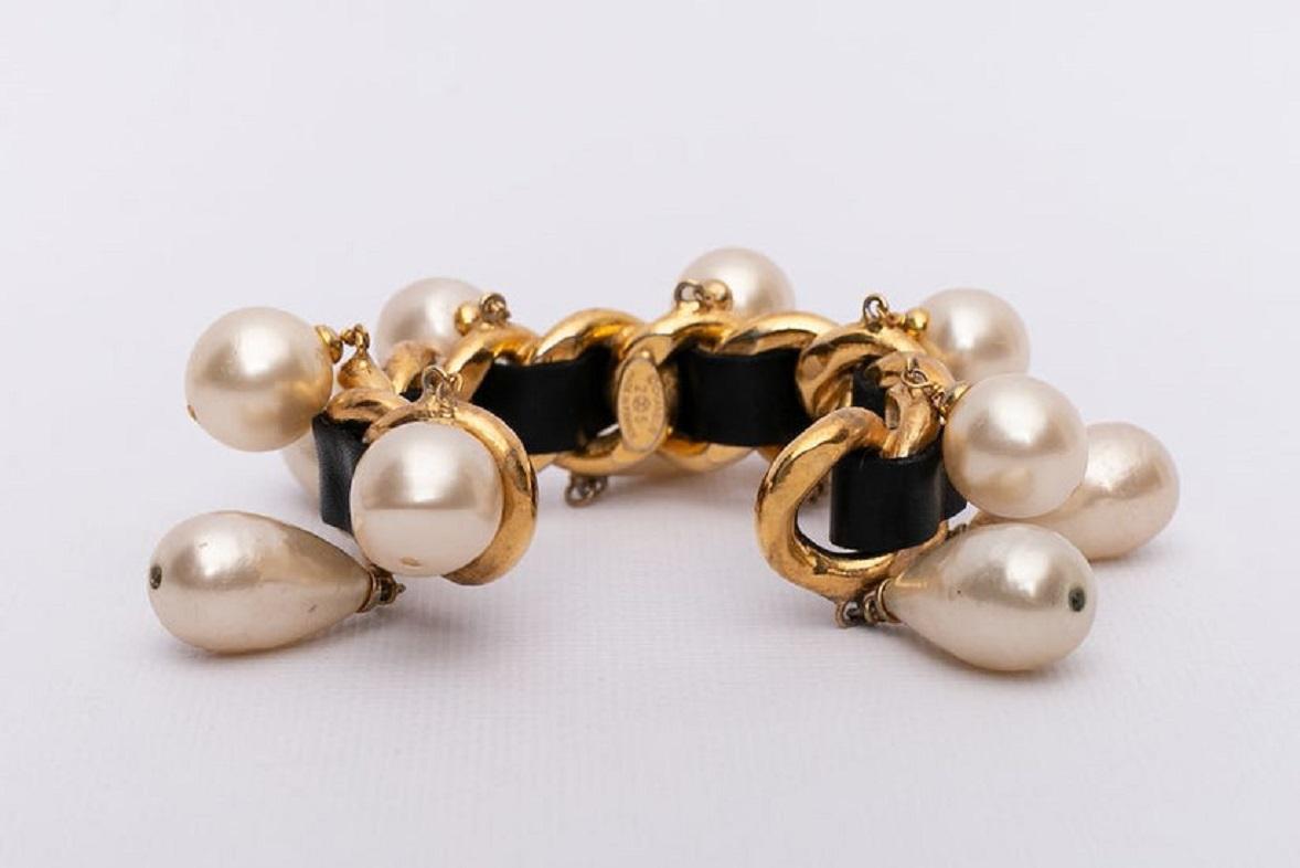 Bracciale Chanel in metallo dorato e pelle in vendita 1