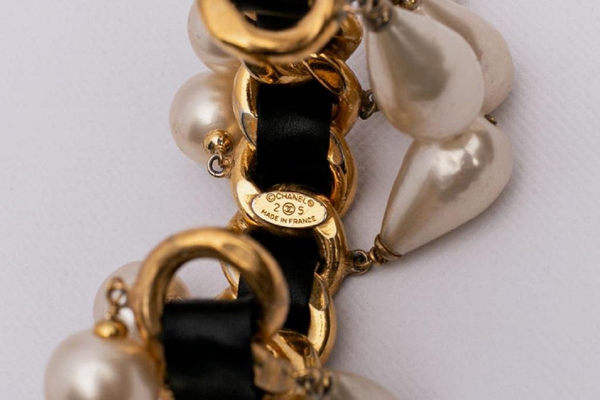 Chanel Armband aus vergoldetem Metall und Leder im Angebot 2