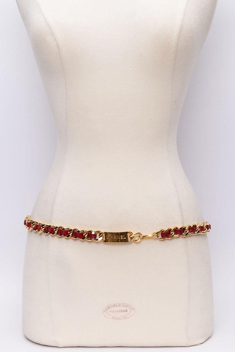 Chanel Gürtel aus rotem Leder und vergoldetem Metall.

Zusätzliche Informationen: 
Abmessungen: Länge: 82,5 cm (32,48
