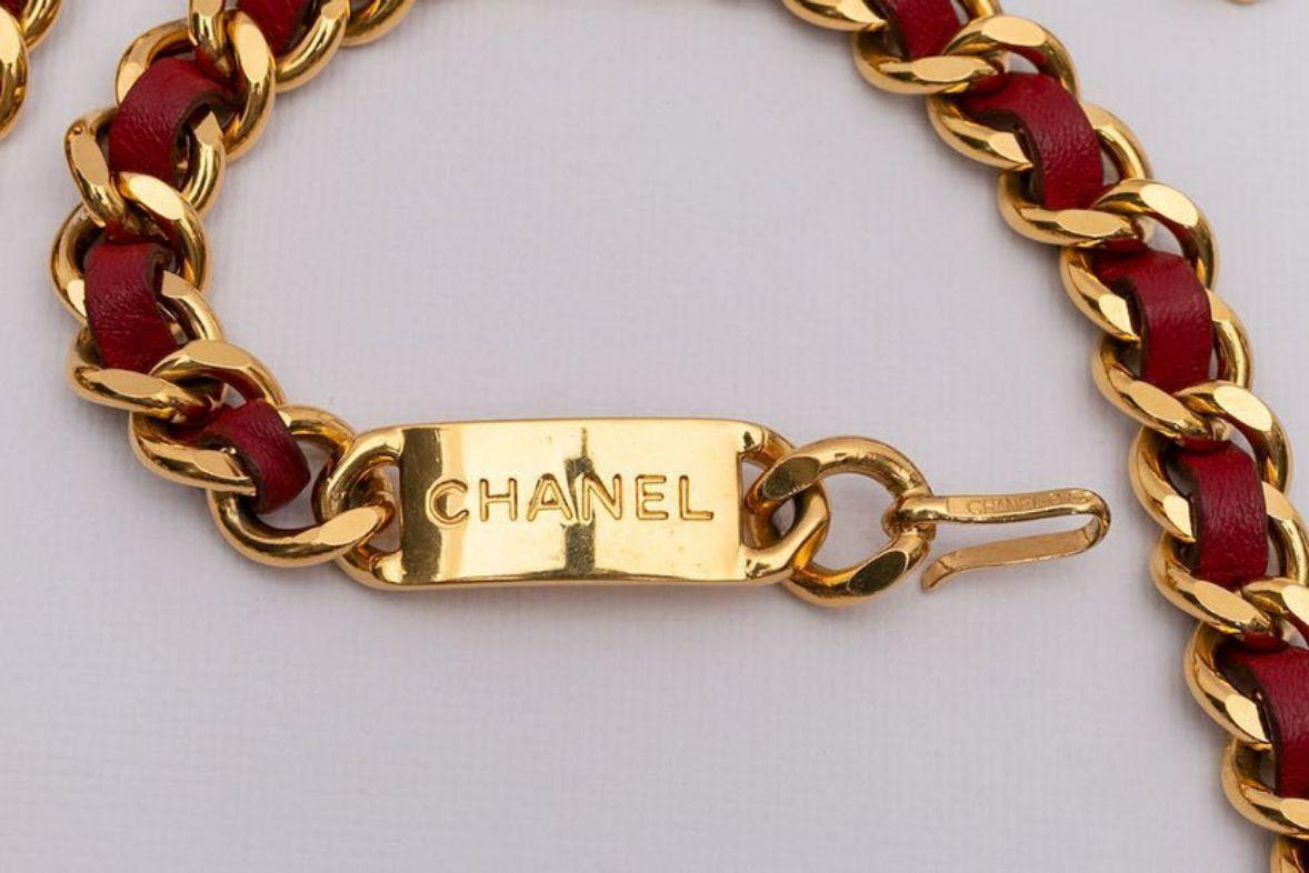 Chanel Gilded Metal and Red Leather Belt In Good Condition For Sale In SAINT-OUEN-SUR-SEINE, FR