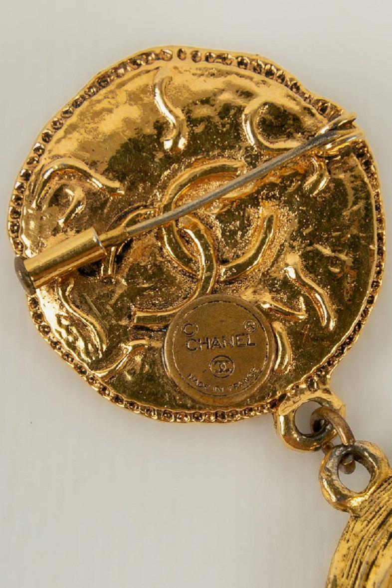 Chanel Gilded Metal Brooch For Sale 1