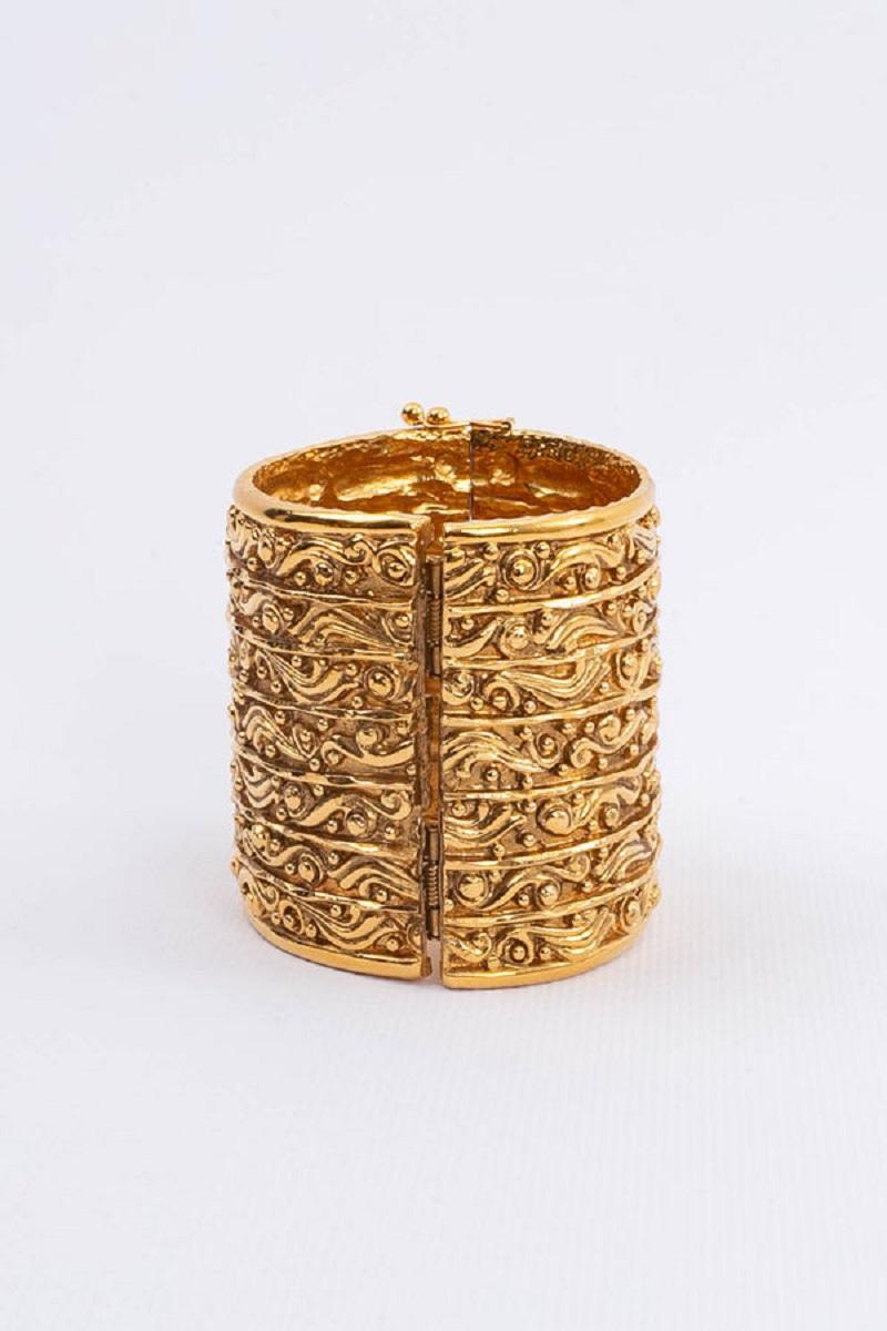 Chanel- (Made in France) Cuff bracelet composed of gilded metal.

Additional information:
Dimensions: Circumference: 17 cm (6.69