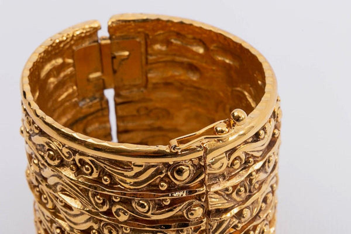 Chanel Gilded Metal Cuff Bracelet, 1980s For Sale 2