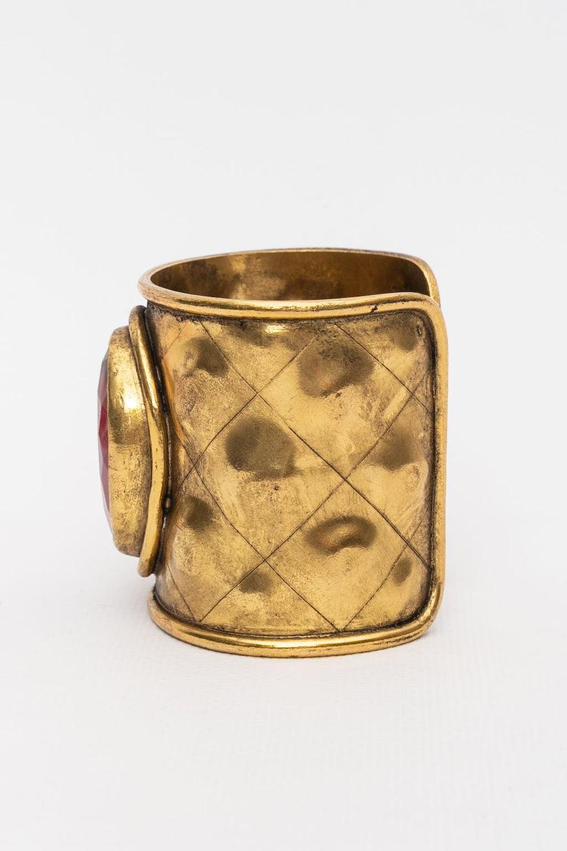 Chanel Gilded Metal Cuff Bracelet with Ruby Rhinestone In Good Condition For Sale In SAINT-OUEN-SUR-SEINE, FR