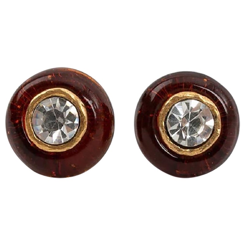 Boucles d'oreilles en métal doré, pâte de verre et strass de la collection Chanel, 1985