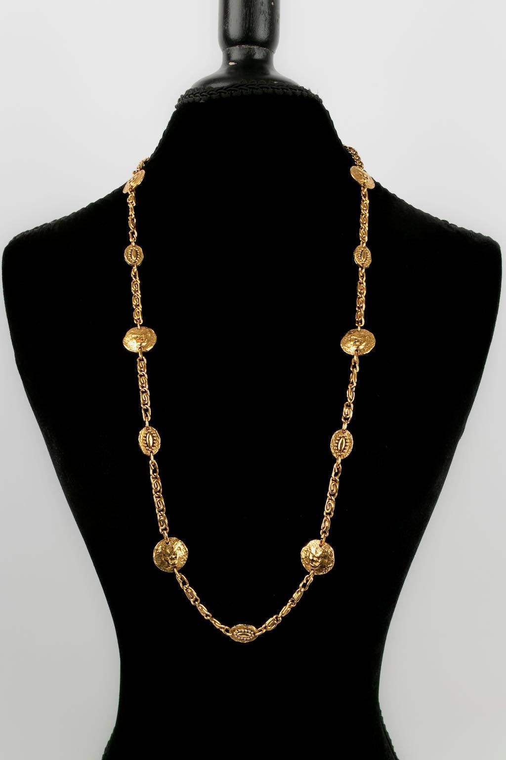 Chanel -(Made in France) Gilded metal necklace dating from the early 1980s.

Additional information: 
Dimensions: Length: 91 cm
Condition: Very good condition
Seller Ref number: CB40