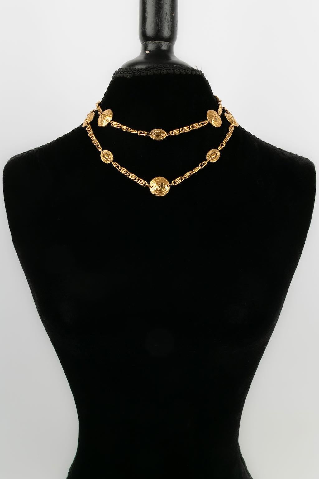 Chanel Halskette aus vergoldetem Metall im Zustand „Hervorragend“ im Angebot in SAINT-OUEN-SUR-SEINE, FR