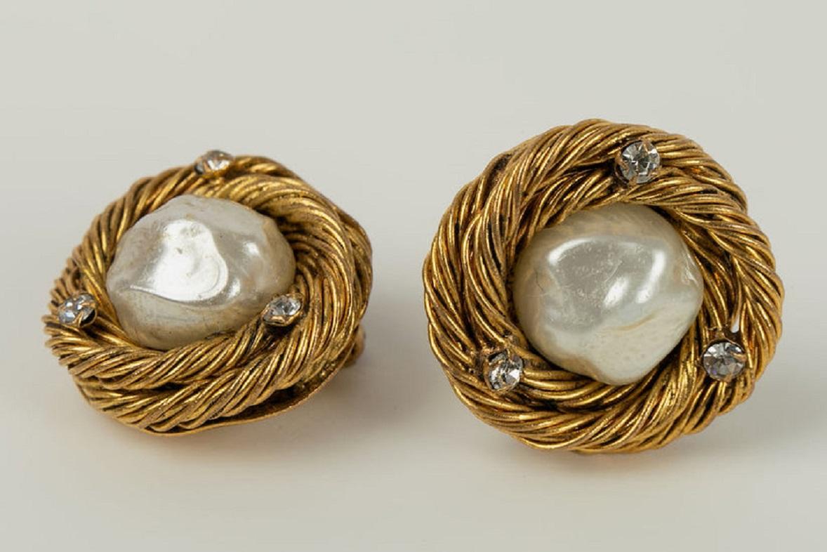 Chanel Gilded Metal Nest Earrings Centered of a Pearly Cabochon, 1984 In Good Condition For Sale In SAINT-OUEN-SUR-SEINE, FR