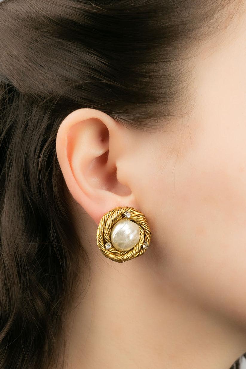 Chanel Gilded Metal Nest Earrings Centered of a Pearly Cabochon, 1984 For Sale 2