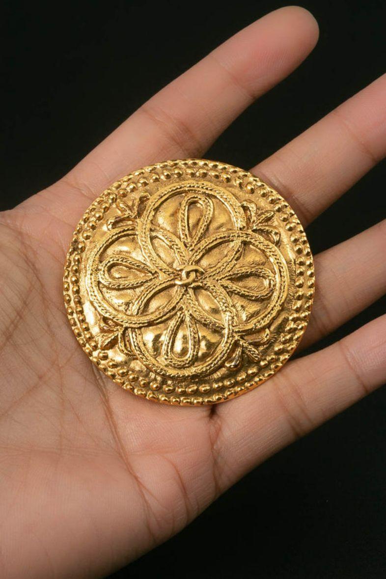 Chanel (Made in France) Gilded metal round brooch. 2CC3 Collection.

Additional information:

Dimensions: Diameter: 5 cm (1.96