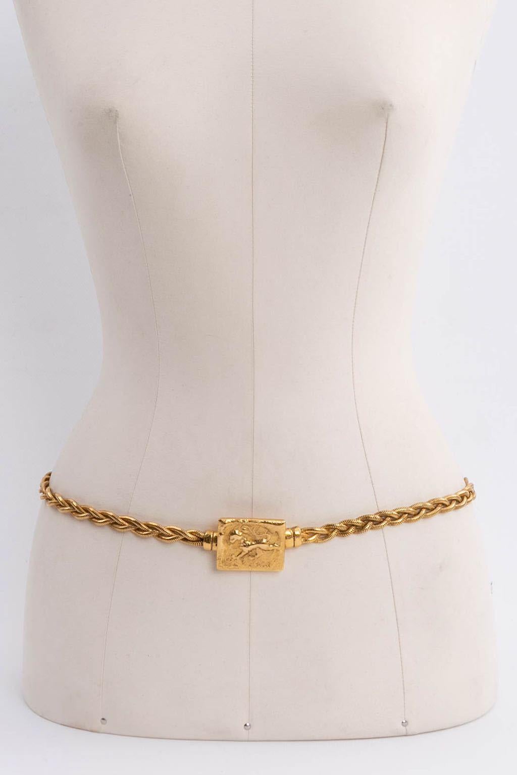 Chanel (Made in France) Gilded metal belt with a rectangular hammered buckle.

Additional information: 
Dimensions: Length: 77 cm (30.31
