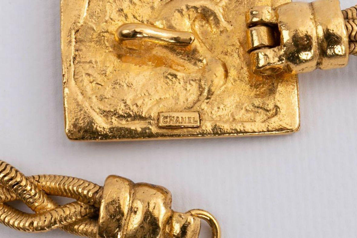 Chanel Vergoldetes Metall mit rechteckigem, gehämmertem Gürtel mit gehämmerter Schnalle im Angebot 1