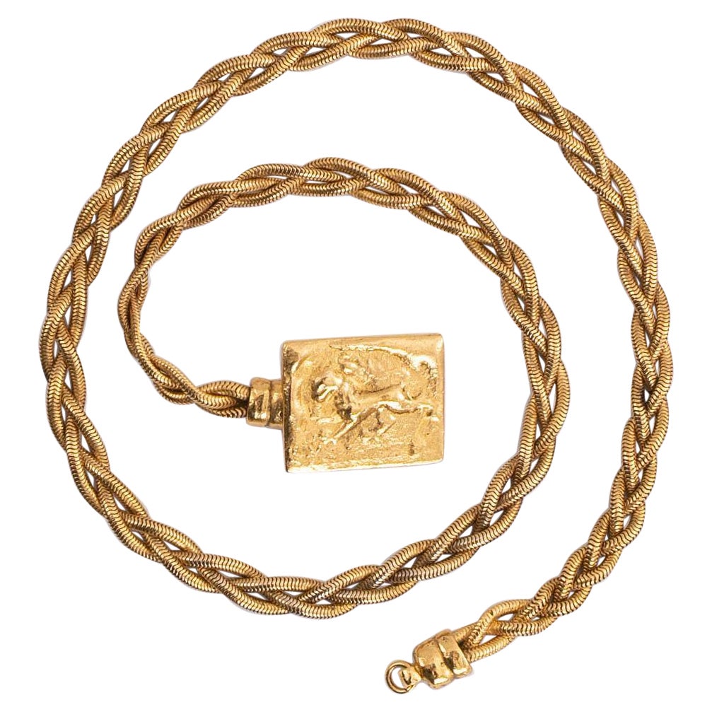 Cinturón Chanel de metal dorado con hebilla rectangular martillada en venta