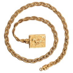 Cintura Chanel in metallo dorato con fibbia rettangolare martellata