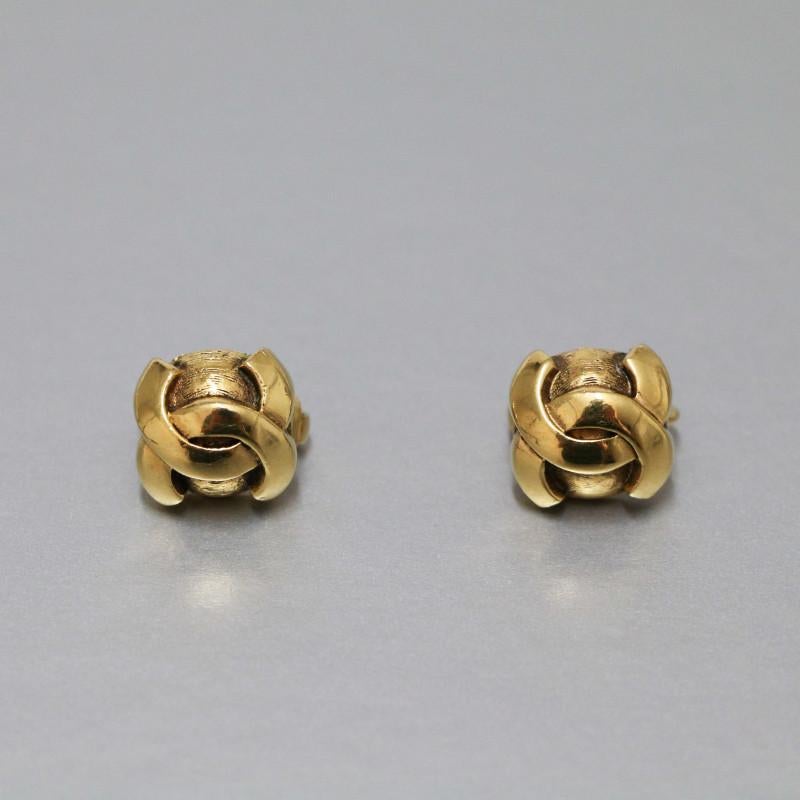 CHANEL Vergoldete kleine CC-Ohrclips Damen im Angebot