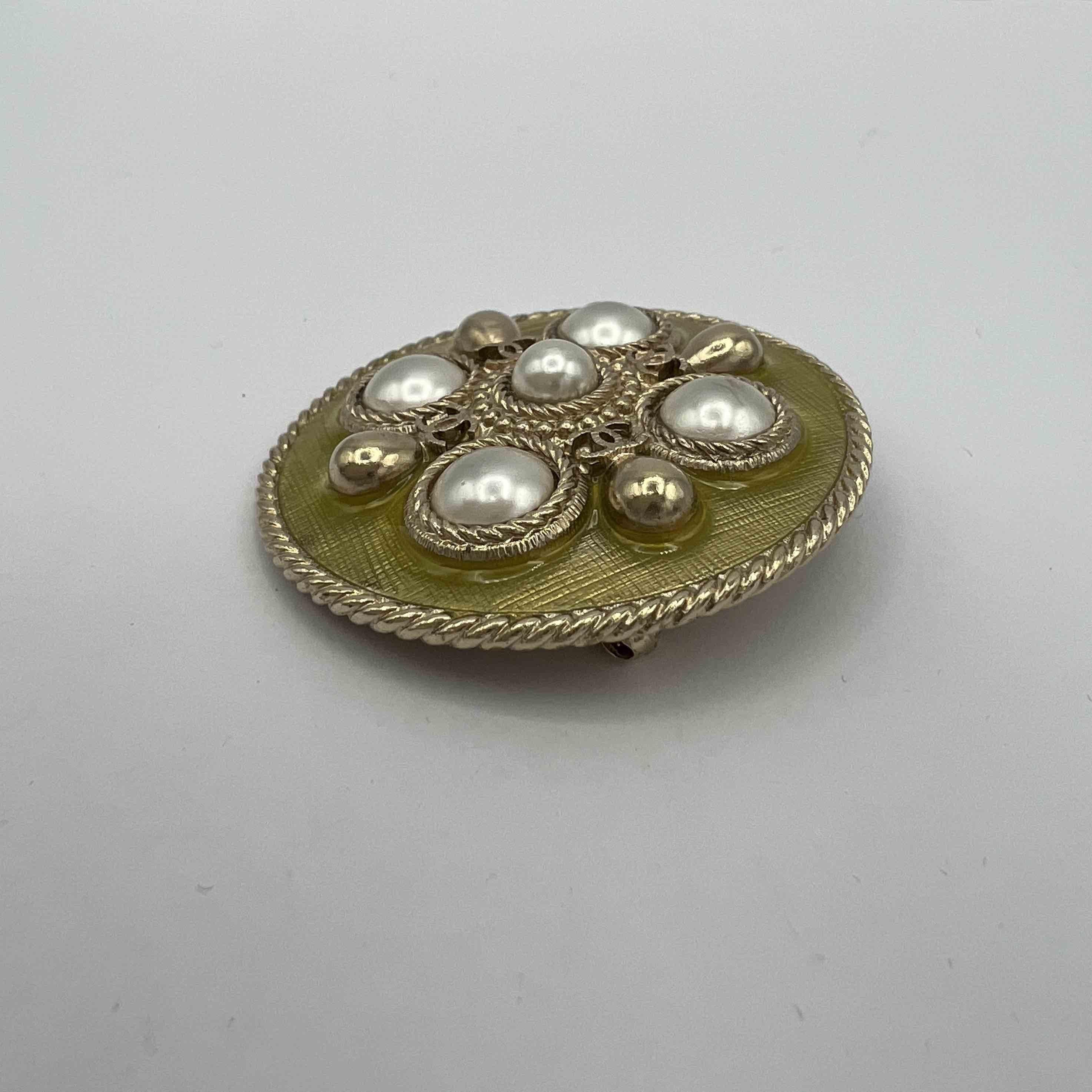 CHANEL gilt brooch set with pearls beads.

In very good condition.
Made in France.
Dimensions: diameter 4.5 cm.
Stamp: yes - collection 2008.

Will be delivered in a non-original dustbag.