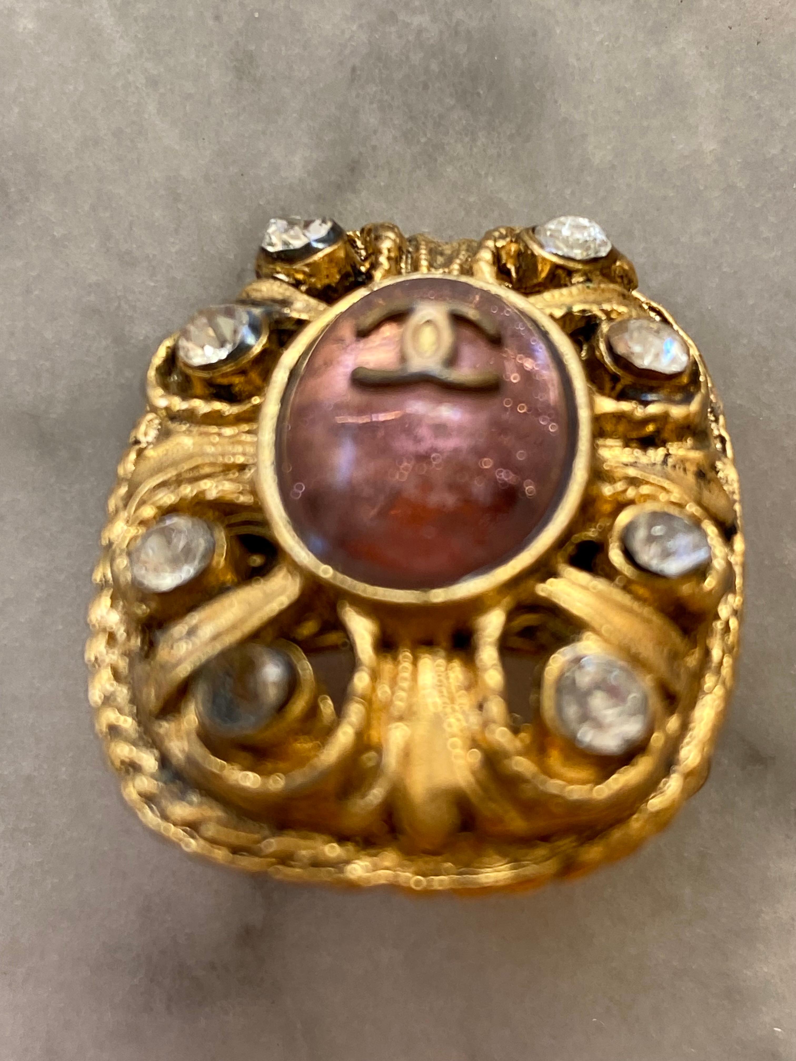 Chanel gilt gold rings with purple Cabuchon CC Vintage, France 1960

This Chanel rings dates from 1960s. It is in very good condition. Part of Set 

Style: Chanel Vintage belts are known for their classic and timeless style. They are often adorned