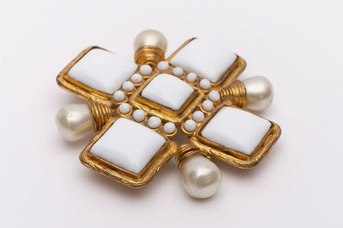 Chanel Gilted Metal and Glass Paste Cross Brooch In Good Condition In SAINT-OUEN-SUR-SEINE, FR