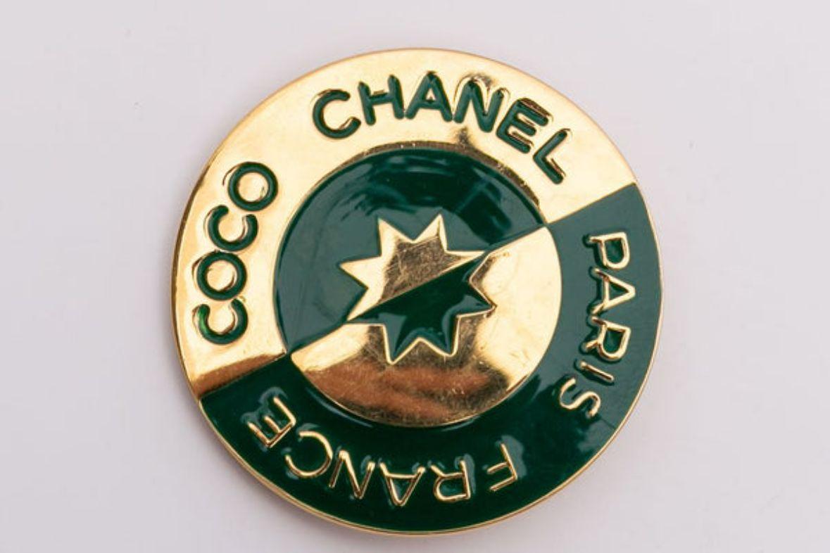 Chanel Gilted Metal and Green Enamelled Brooch In Excellent Condition For Sale In SAINT-OUEN-SUR-SEINE, FR