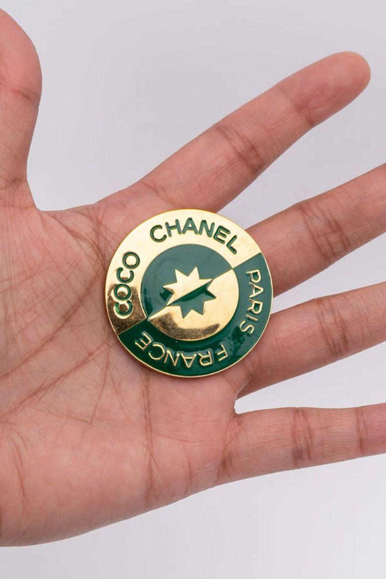 Chanel Gilted Metal and Green Enamelled Brooch For Sale 1