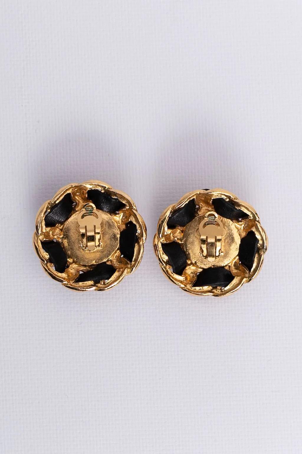 Chanel Gilted Metal Clip-on Earrings with Black Leather and Orange Cabochon In Good Condition For Sale In SAINT-OUEN-SUR-SEINE, FR