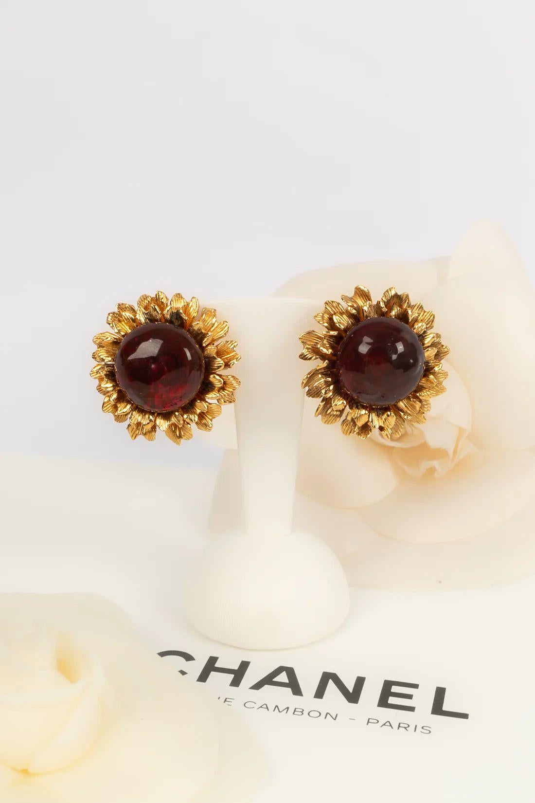 Chanel - Gilt metal and glass paste cabochon earrings. Earrings from 1970-1980.

Additional information:
Dimensions: Ø 3 cm

Condition: 
Very good condition

Seller Ref number: BOB48