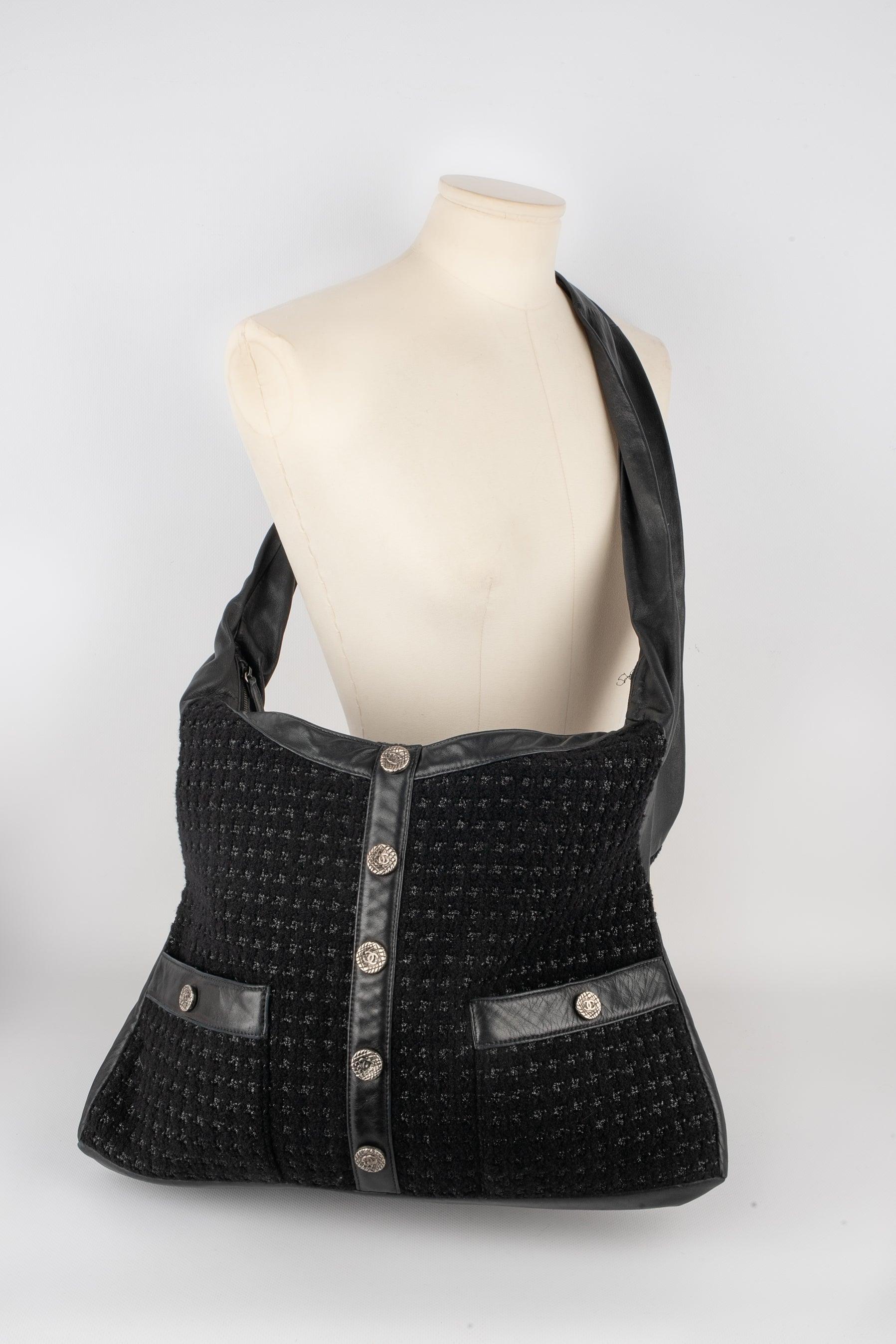 Chanel - (Made in France) Bag made of black tweed, lurex and lamb leather. Silvery metal elements and adjustable strap to tie. 2014/2015 Collection. Piece with a serial number and a certificate.

Additional information:
Condition: Very good