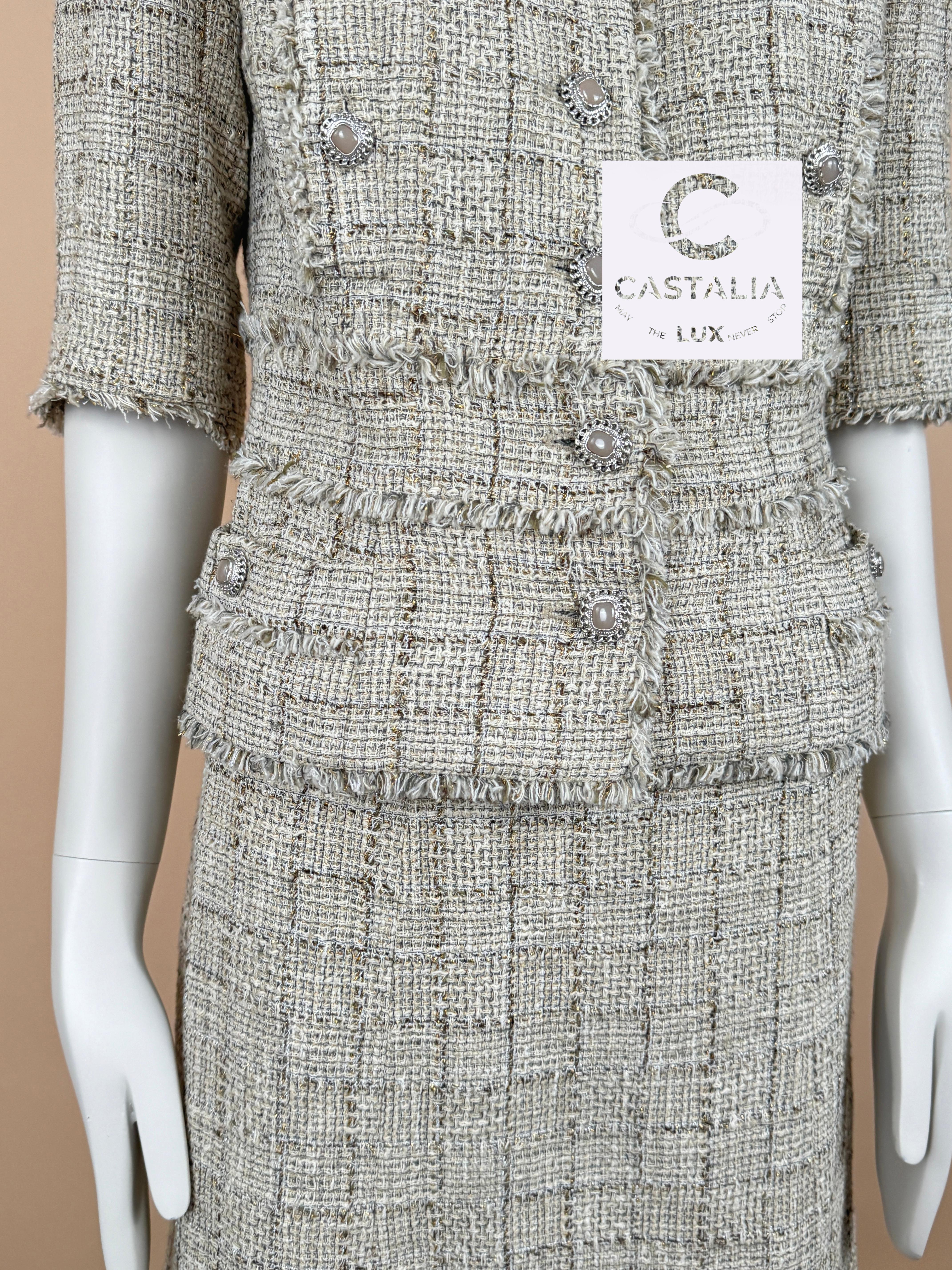 Chanel Gisele Bundchen Style New Beige Tweed Ensemble 38 FR in vendita 11