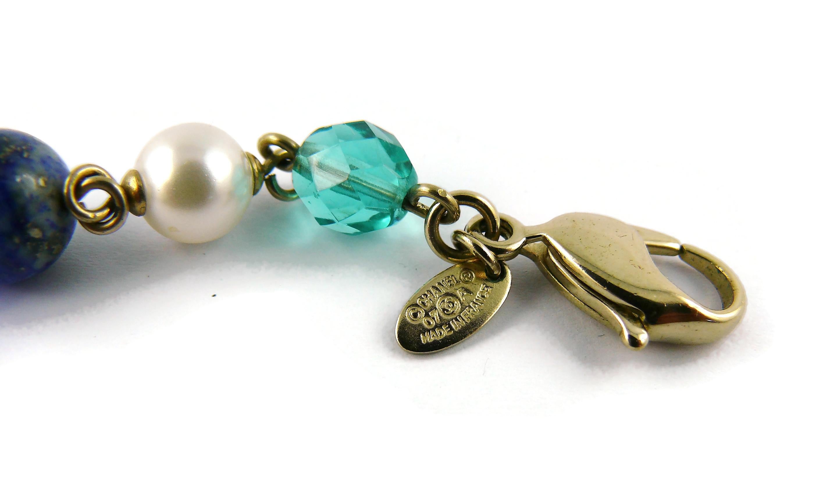 Chanel Collier court CC en perles de verre, fausses perles, cristaux et pierres dures en vente 12