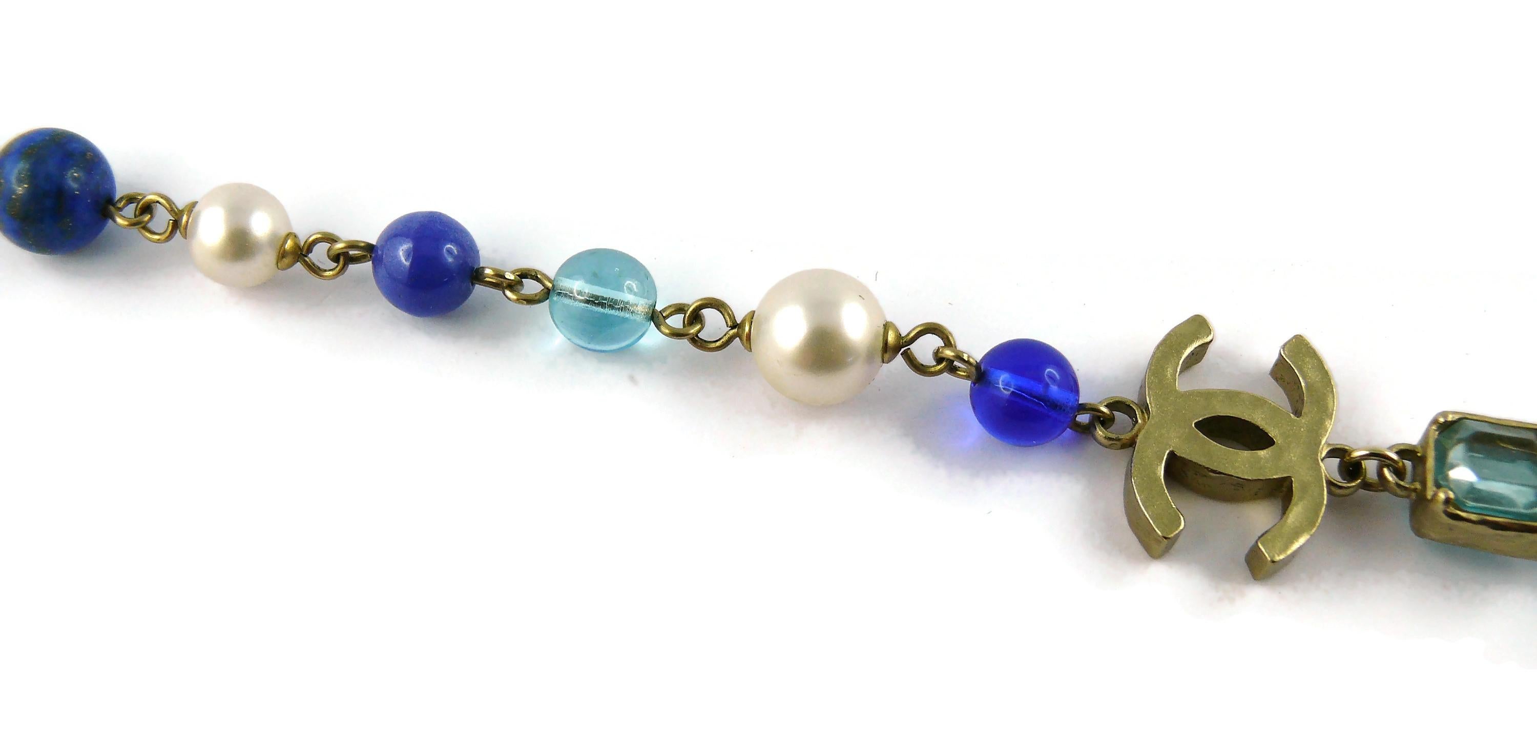 Chanel Collier court CC en perles de verre, fausses perles, cristaux et pierres dures en vente 1
