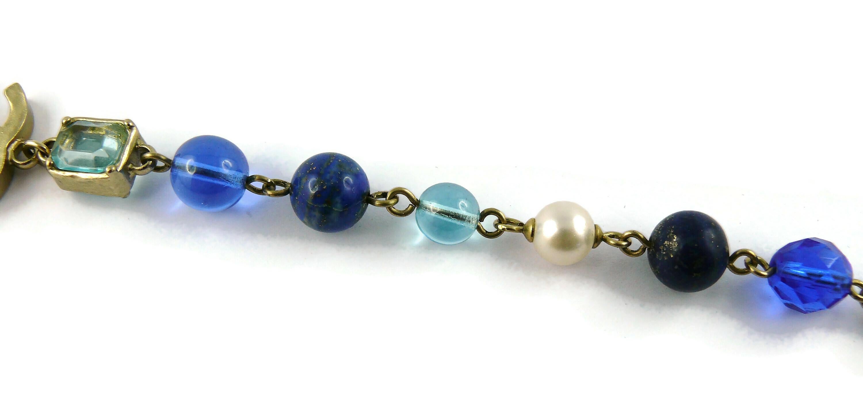 Chanel Collier court CC en perles de verre, fausses perles, cristaux et pierres dures en vente 3