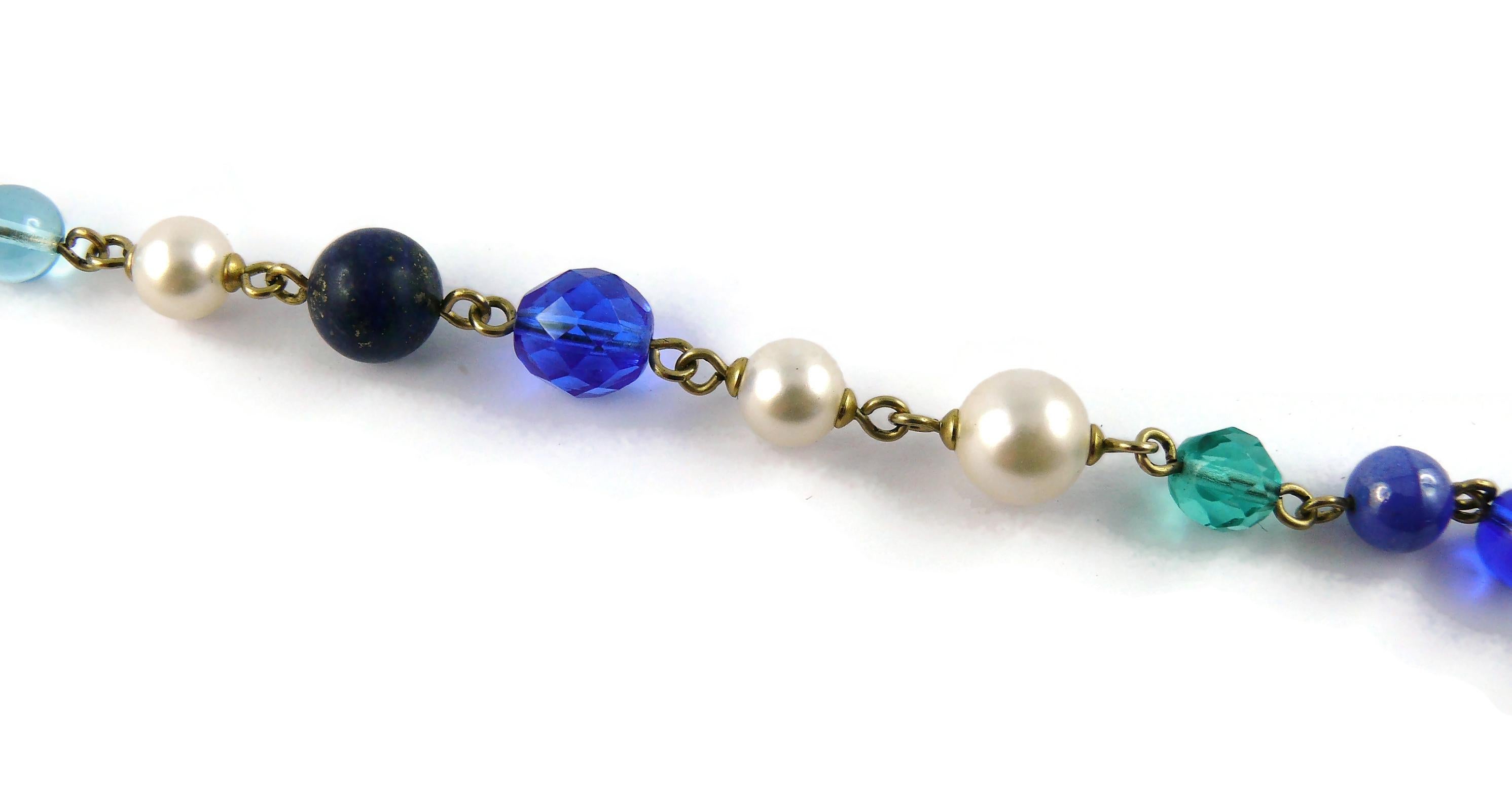 Chanel Collier court CC en perles de verre, fausses perles, cristaux et pierres dures en vente 4
