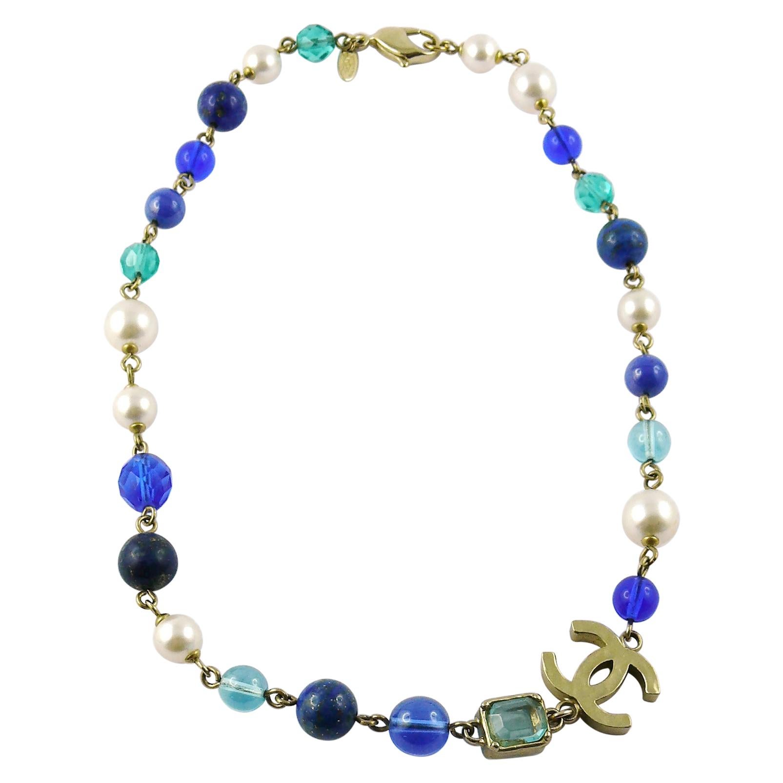 Chanel Kurze Halskette aus Glasperlen, Kunstperlen, Kristallen und Hartstein CC