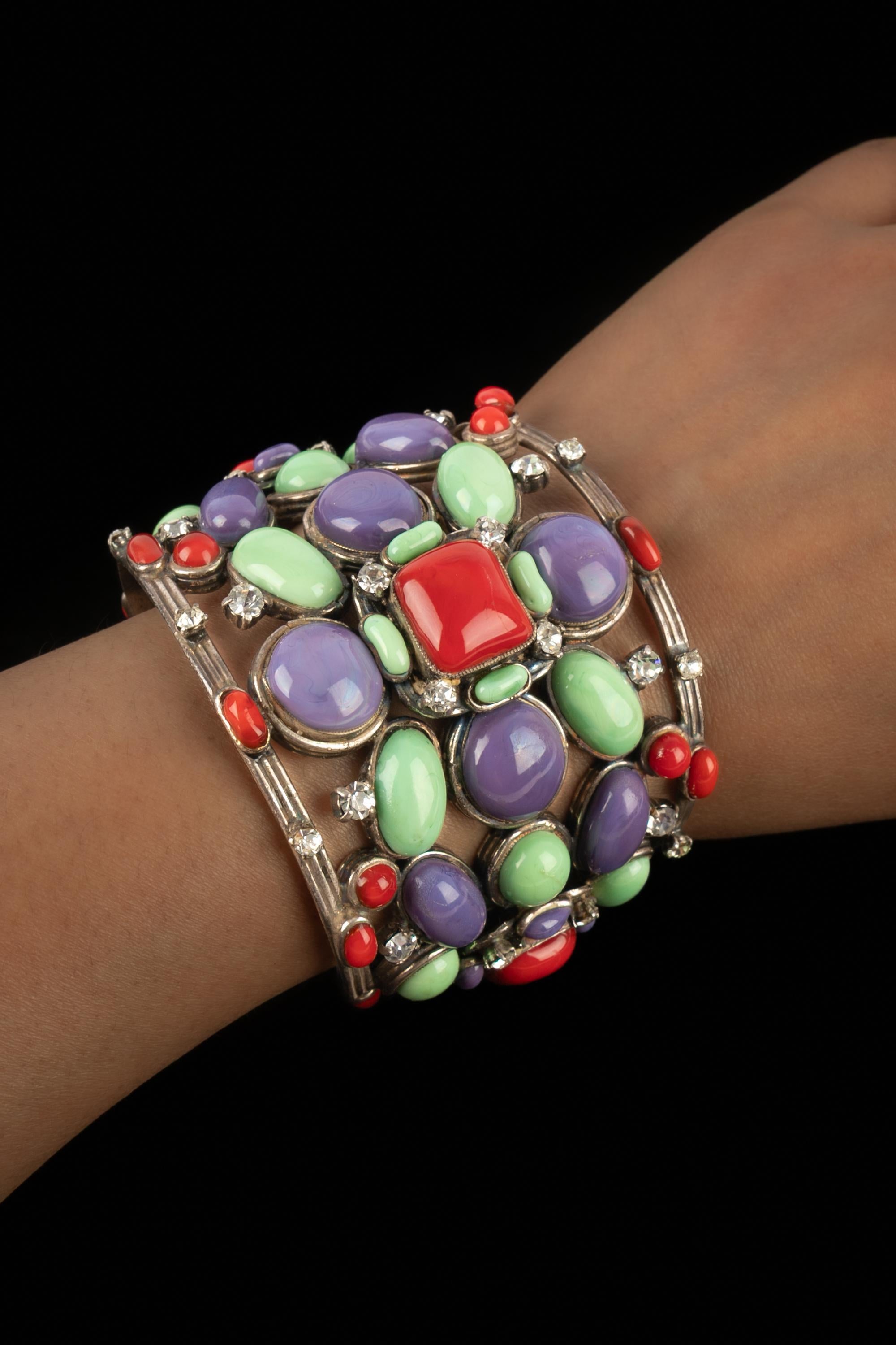 Bracelet en pâte de verre Chanel en vente 6