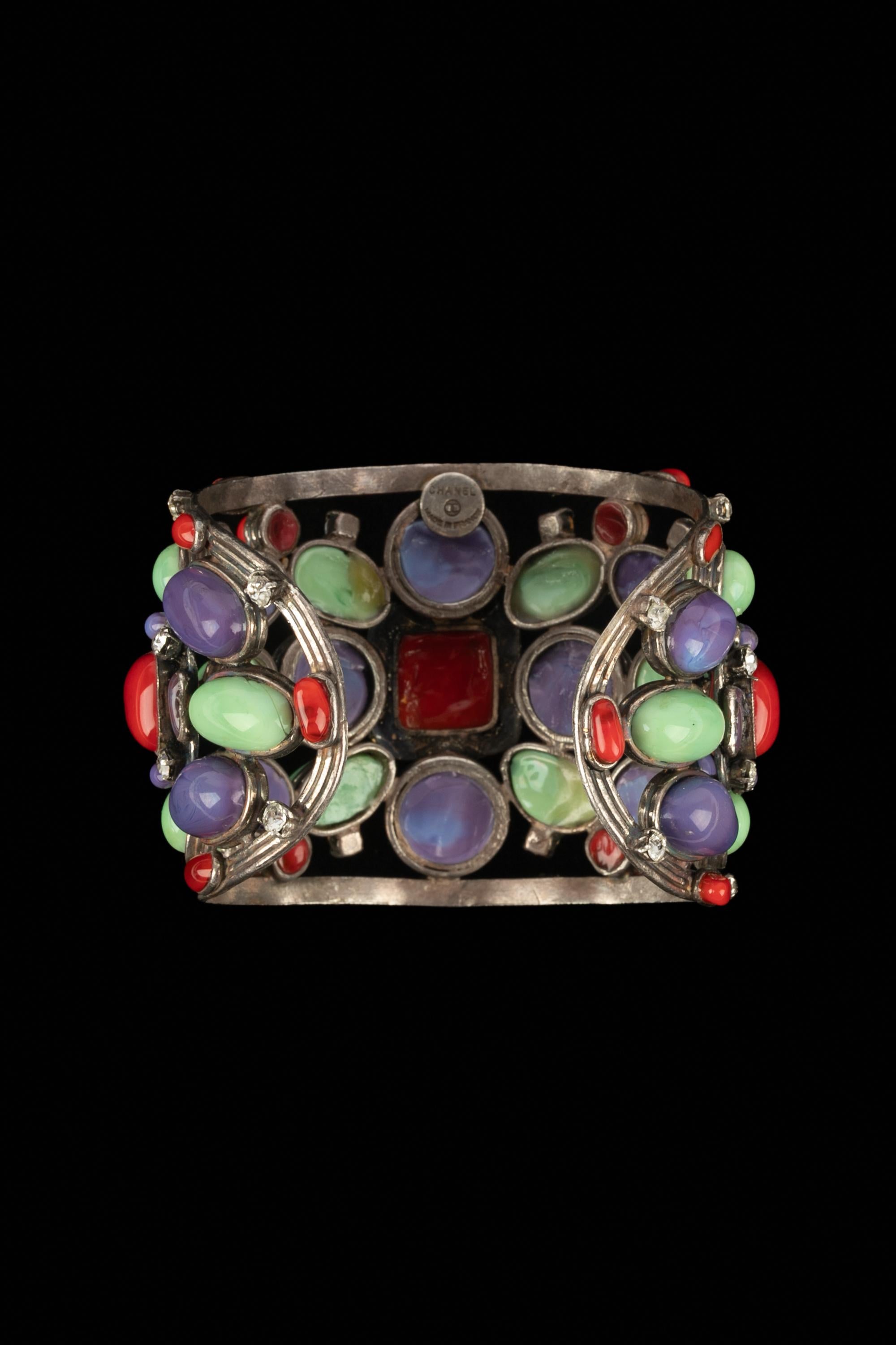 Bracelet en pâte de verre Chanel en vente 1