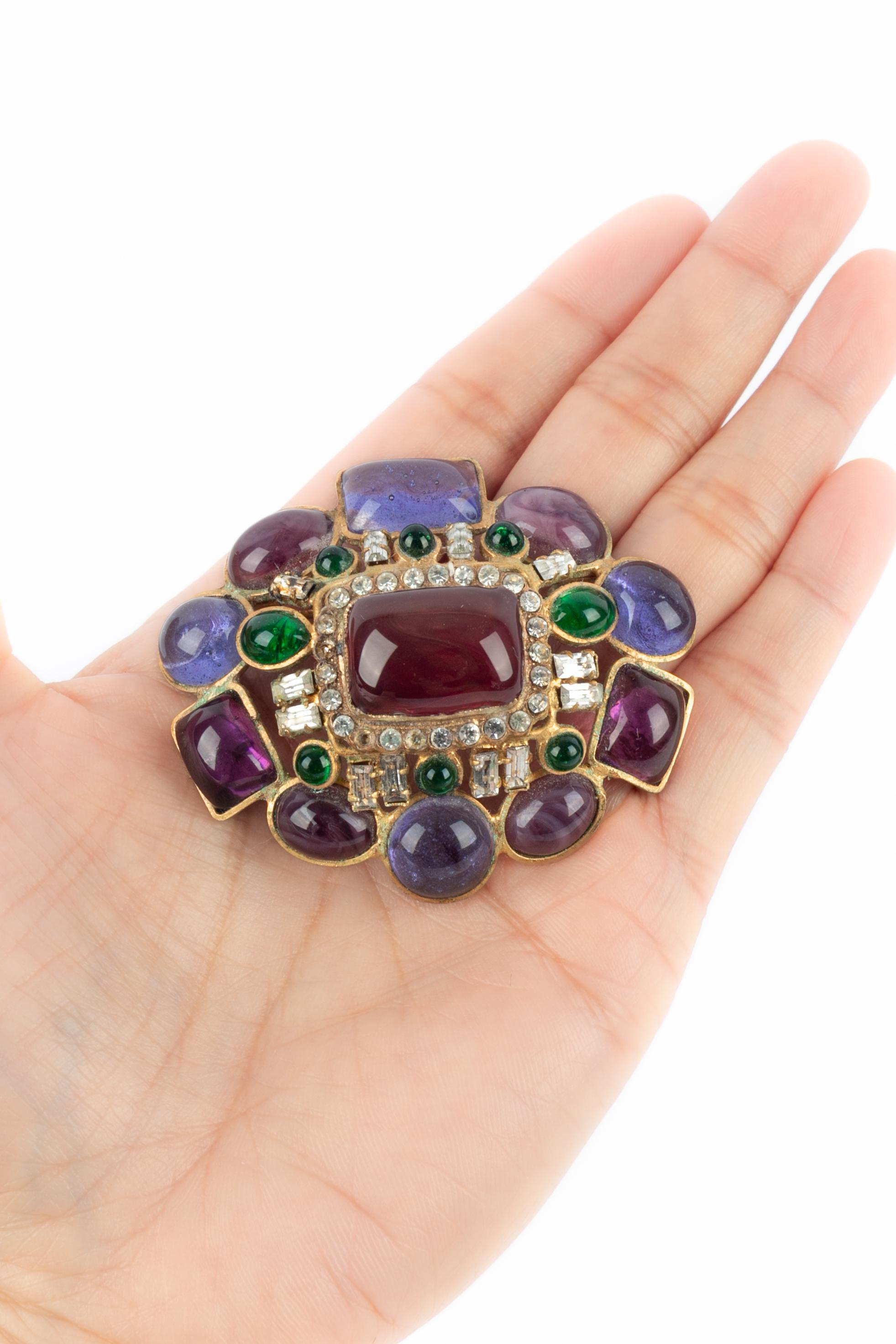 CHANEL - (Made in France) Broche ancienne en métal doré avec pâte de verre. Œuvre de l'Atelier Gripoix pour la maison Chanel. Bijoux des années 1950-1960.

Condit :
Très bon état.

Dimensions :
5 cm x 5.8 cm

SKU:BRB21