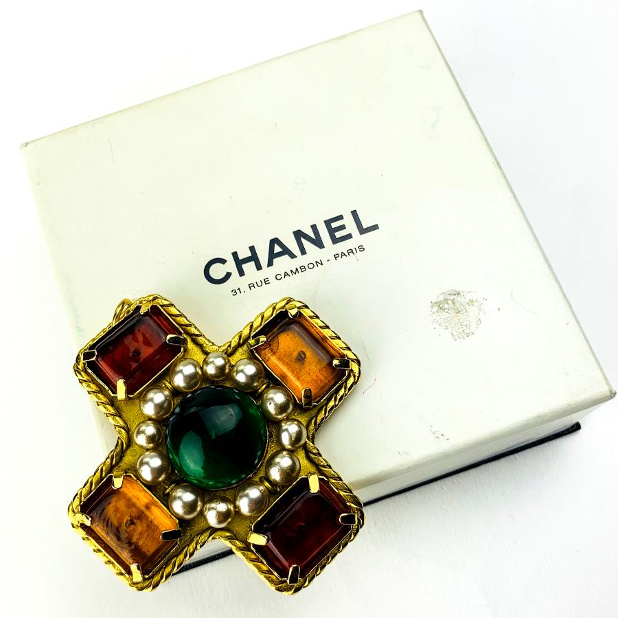 CHANEL Glass Paste Brooch In Good Condition In Paris, FR