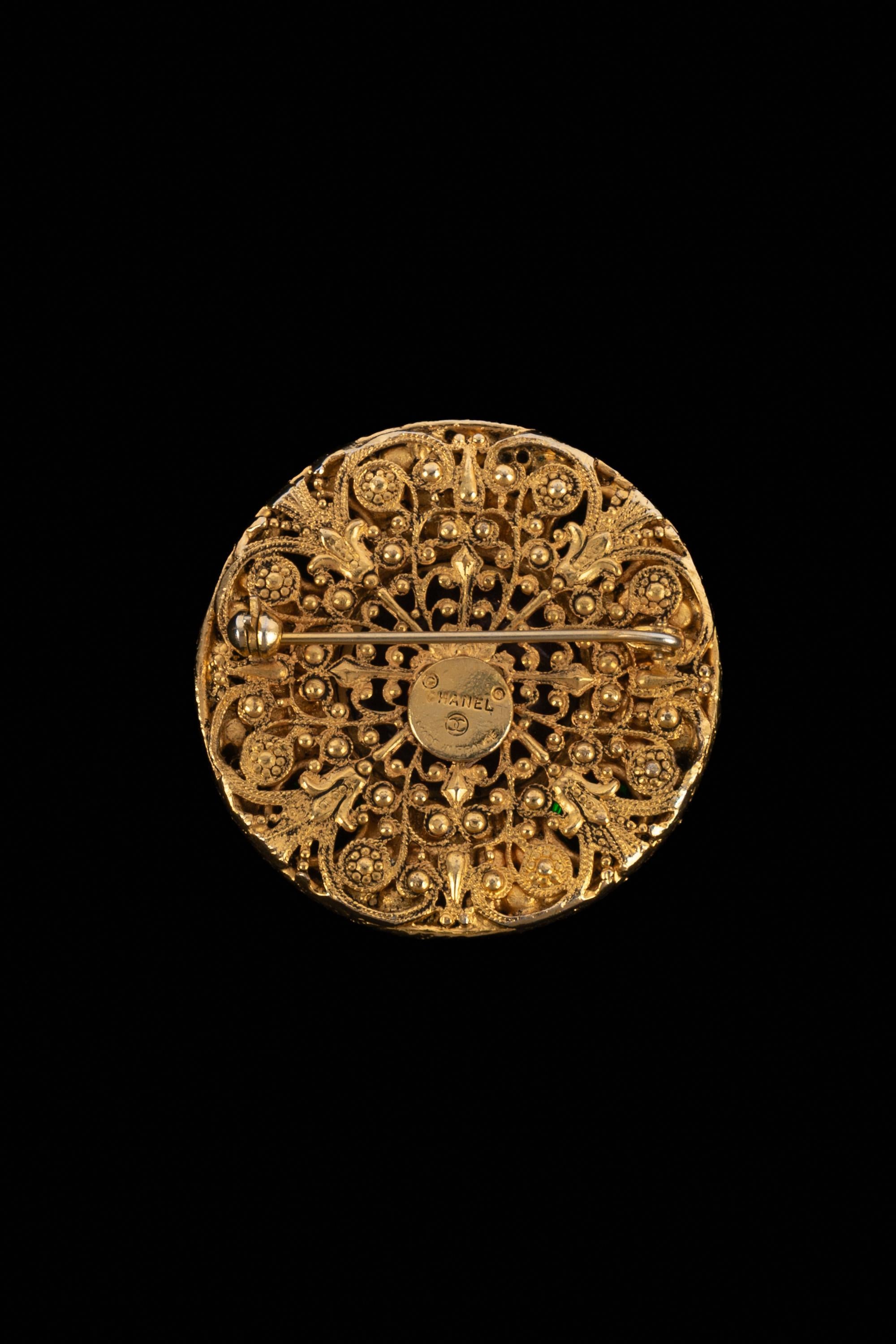 Donna Spilla in pasta di vetro Chanel in vendita