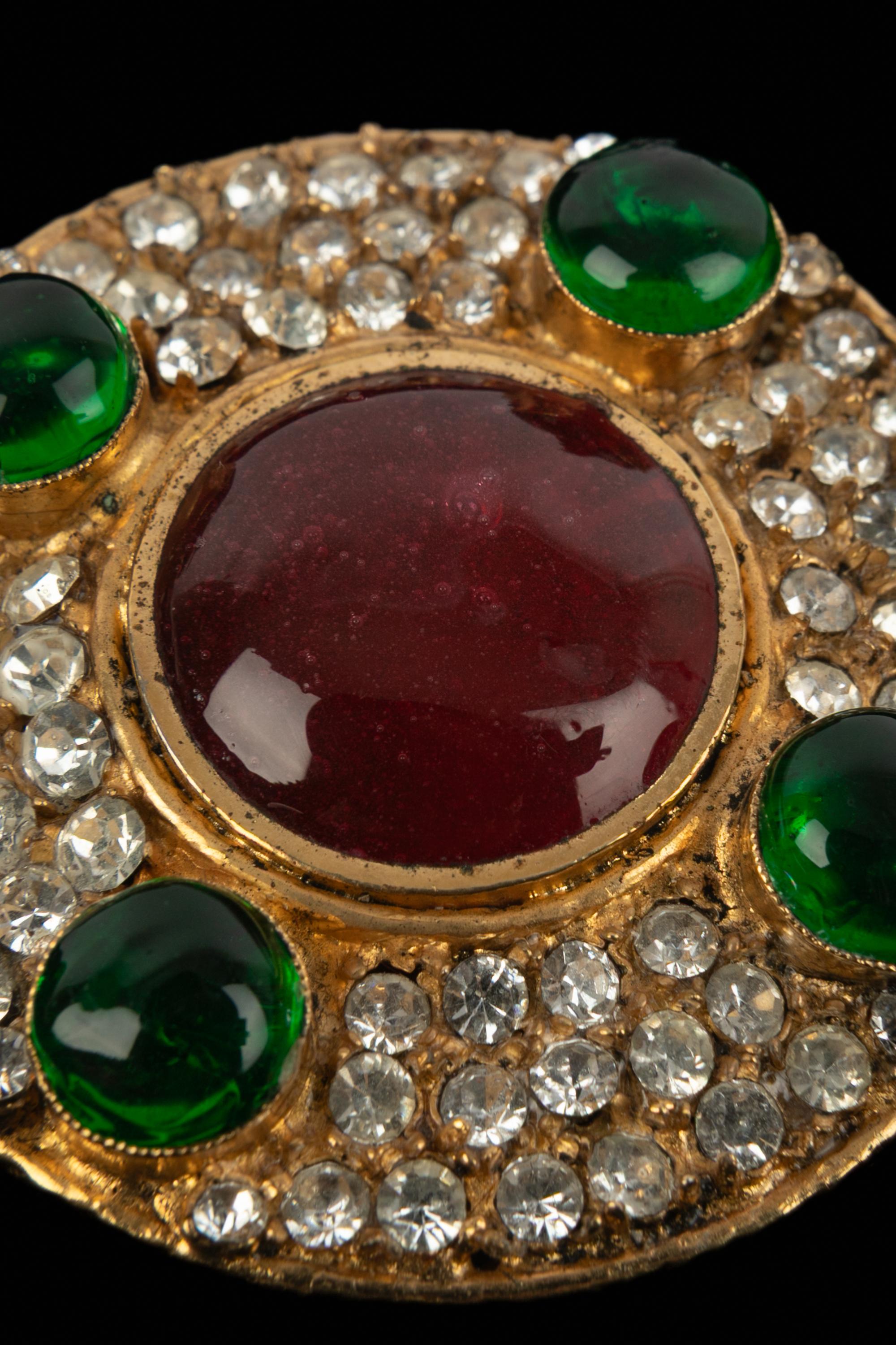 Spilla in pasta di vetro Chanel in vendita 1