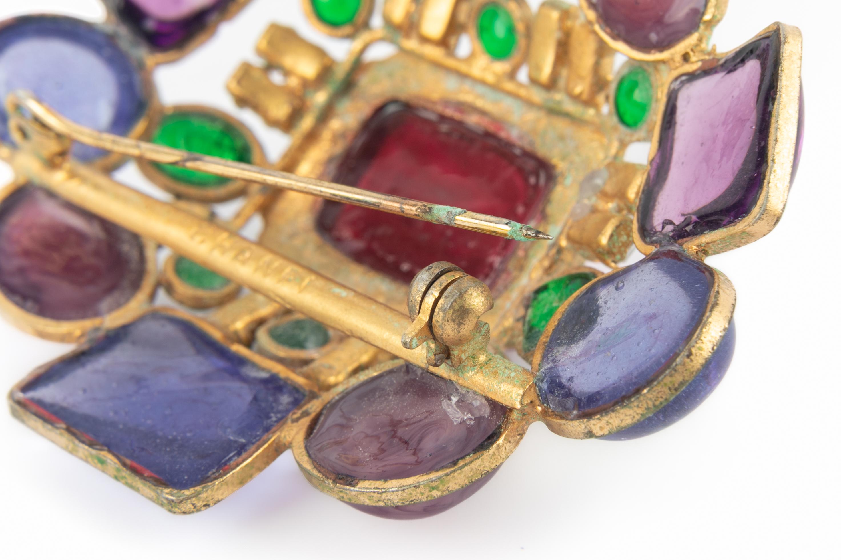 Broche en pâte de verre Chanel en vente 4