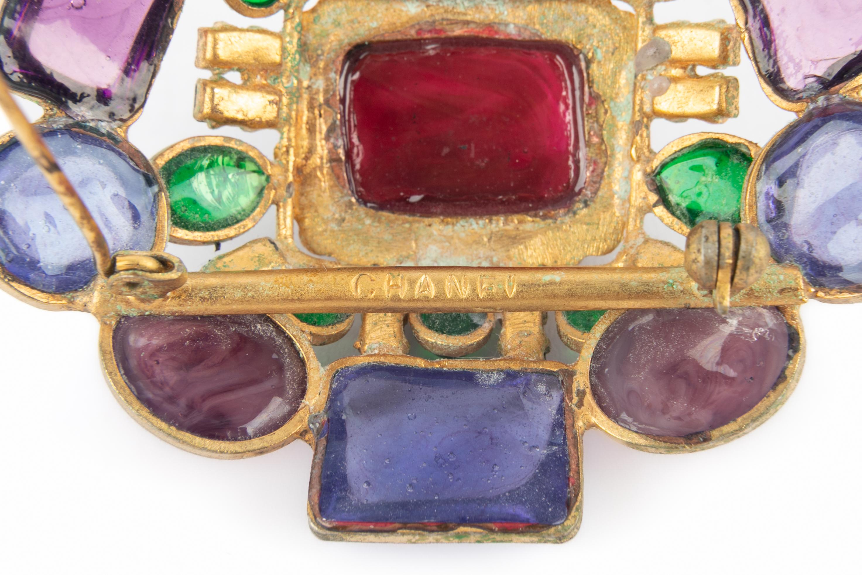 Broche en pâte de verre Chanel en vente 5