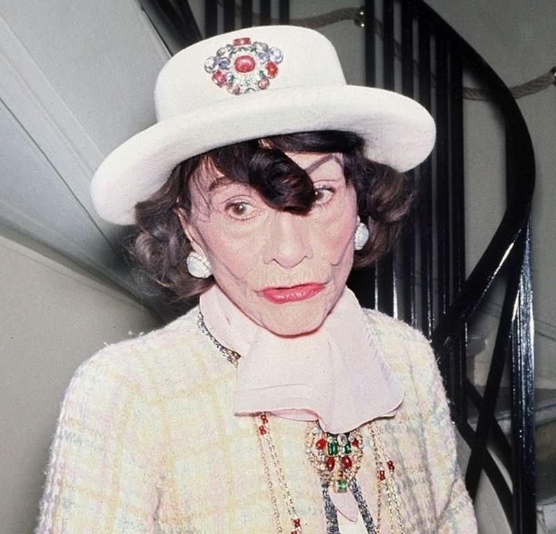 Chanel - (Made in France) Silberne Metallbrosche mit bunten Glaspasten. Nicht signierter Schmuck aus den 1950er Jahren. Zu erwähnen sind einige Mängel in der Glaspaste.

Zusätzliche Informationen: 
Zustand: Sehr guter Zustand
Abmessungen: 4,5 cm x 5