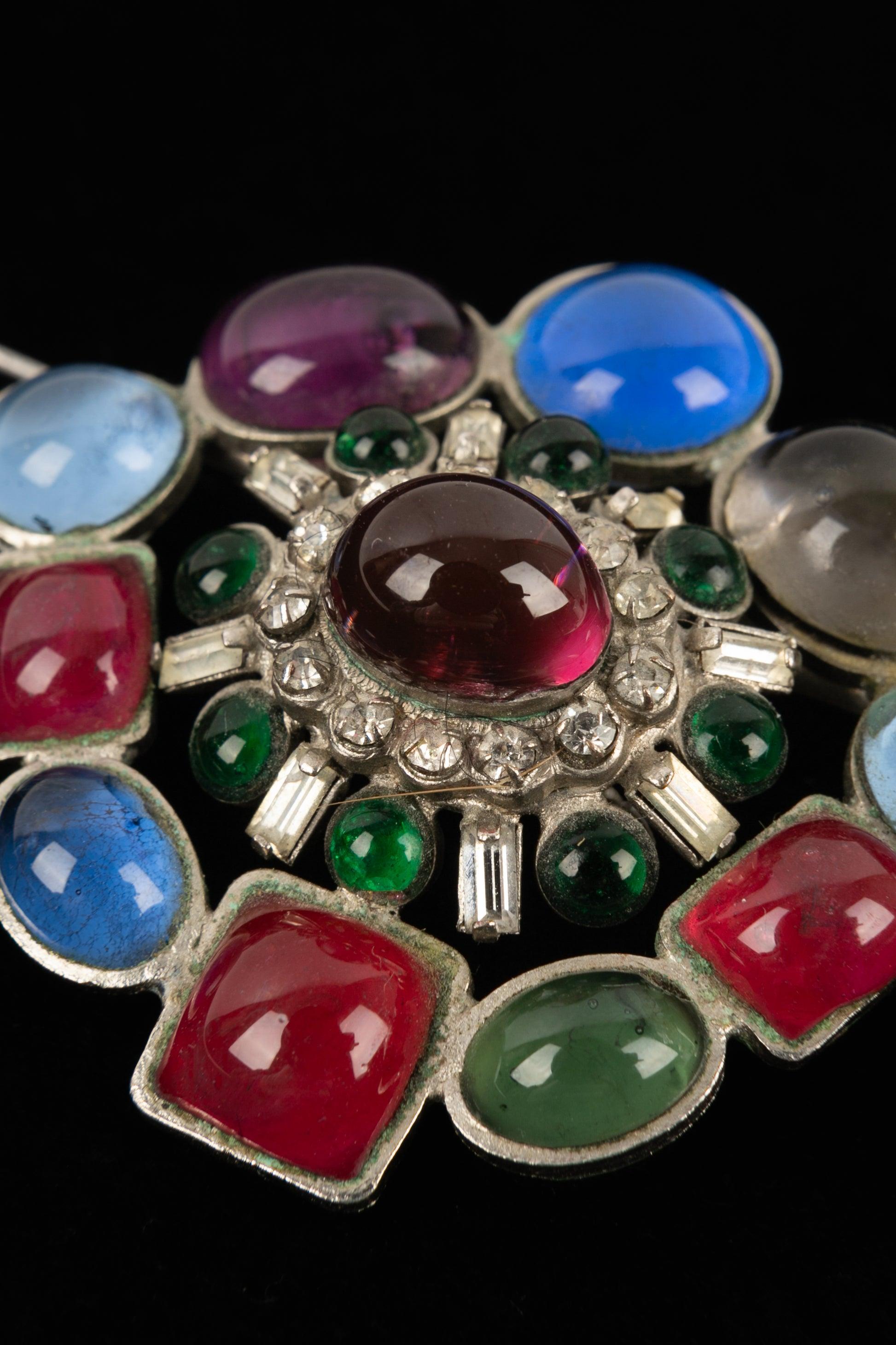 Chanel Glaspaste-Brosche mit bunter Glaspaste, 1950er Jahre im Zustand „Hervorragend“ im Angebot in SAINT-OUEN-SUR-SEINE, FR