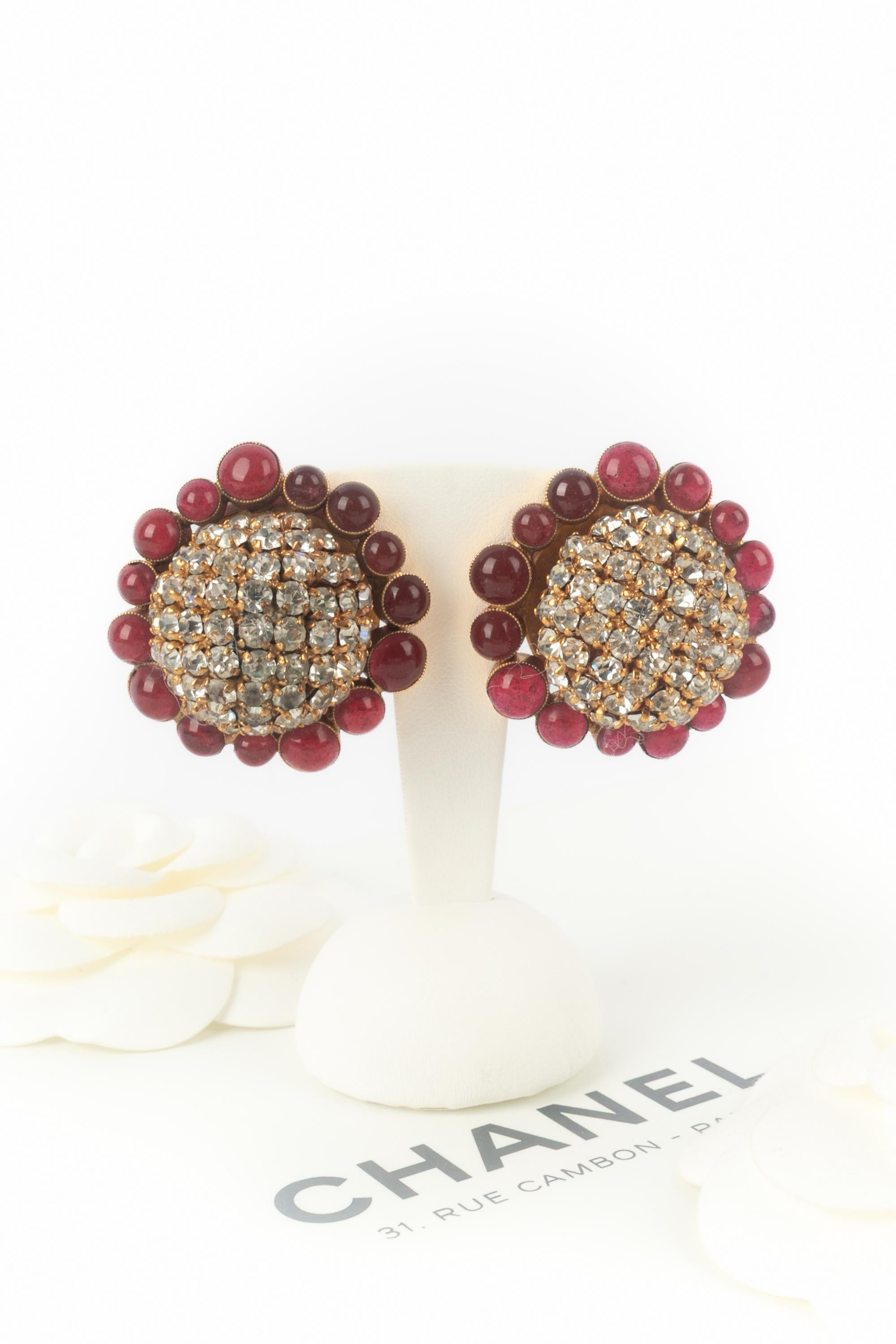 Chanel - (Made in France) Orecchini a clip in metallo dorato con pasta di vetro rossa e strass. Lavori dell'atelier Gripoix per la maison Chanel. Una collezione 2cc6 sotto la direzione artistica di Karl Lagerfeld.

Condizioni:
Ottime