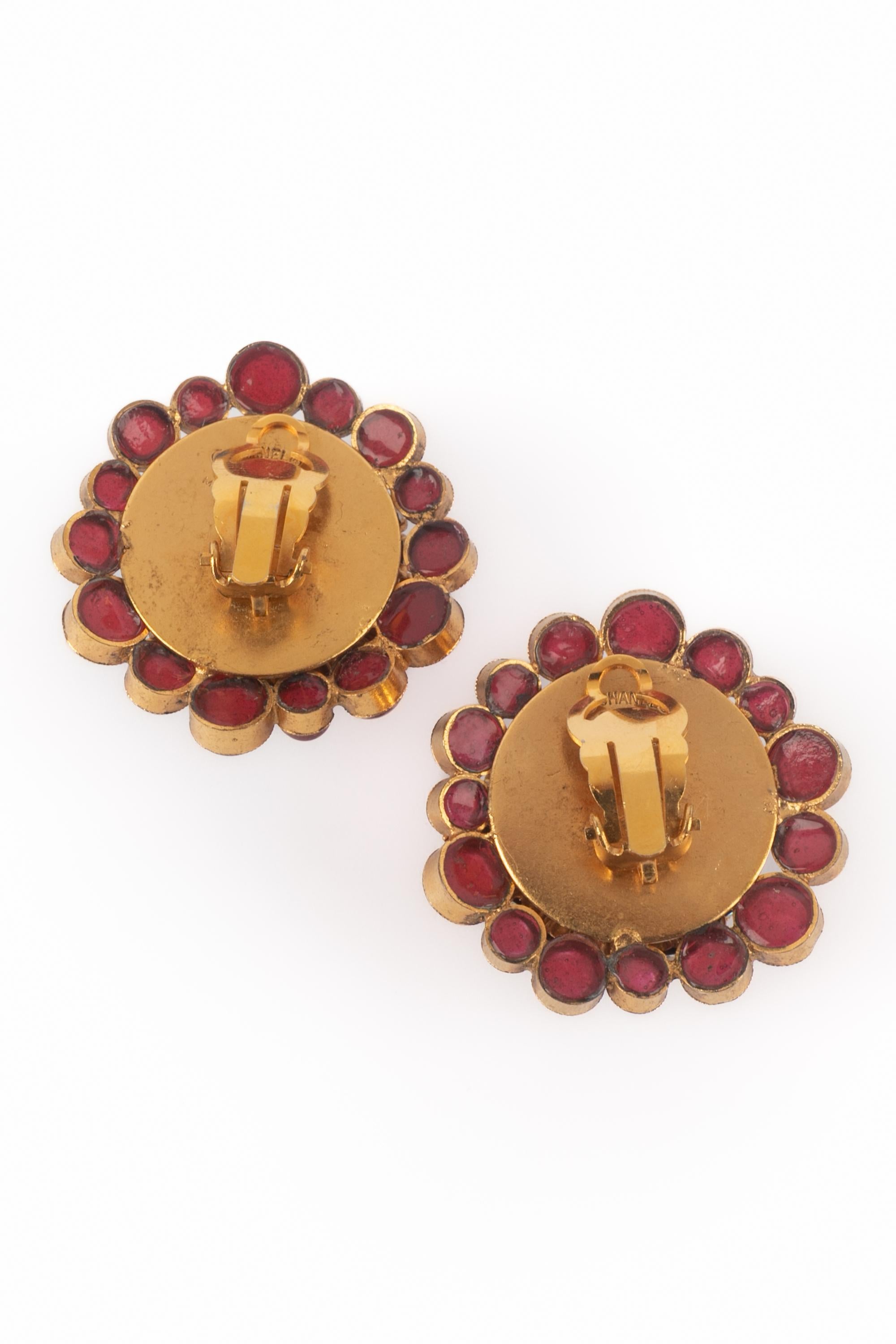 Donna Orecchini in pasta di vetro Chanel in vendita