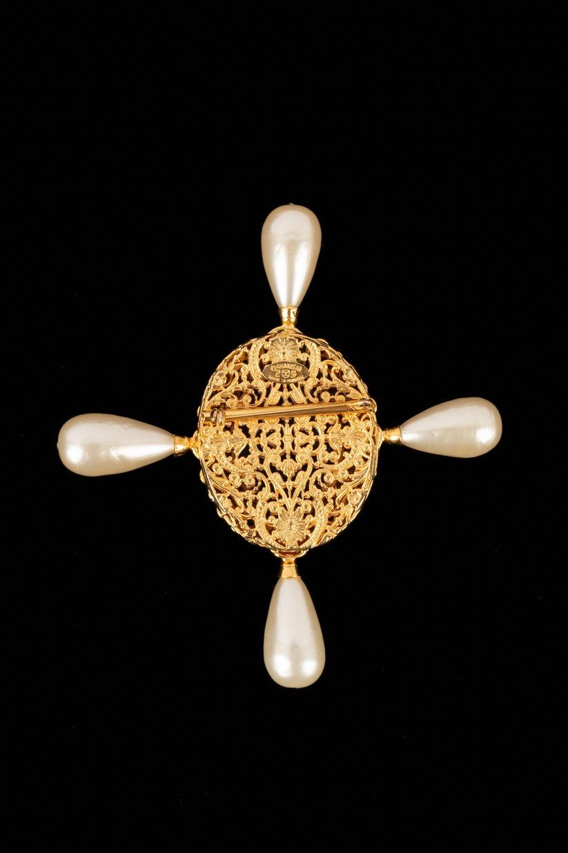 Chanel - (Made in France) Golden metal brooch with glass paste, rhinestones, and costume pearly drops. 2cc9 Collection.

Additional information:
Condition: Very good condition
Dimensions: Height: 13 cm
Period: 21st Century

Seller Reference: BRB19